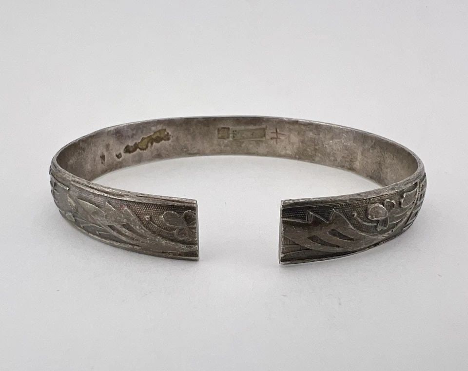 ANTIQUE OLD CHINESE EXPORT SILVER FLORAL ENGRAVED SIGNED CUFF BRACELET 38G (1 of 2)