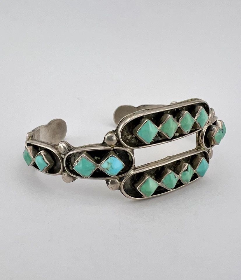 RARE OLD ZUNI STERLING SILVER 20 CARVED DIAMOND CUT TURQUOISE CUFF BRACELET: RARE OLD ZUNI STERLING SILVER 20 CARVED DIAMOND CUT TURQUOISE CUFF BRACELET RARE Old Zuni Sterling Silver 20 Carved Diamond Cut Turquoise Cuff Bracelet Cuff is 5 1/2" tip to Tip and has a 7/8" Wide - 