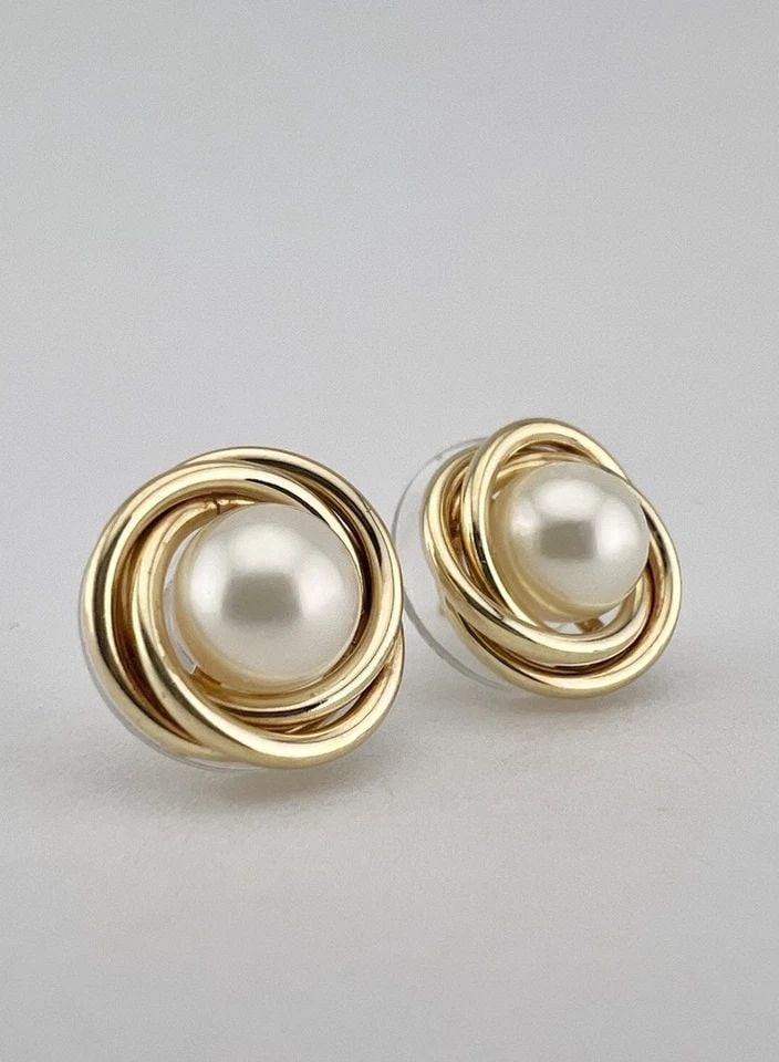 VINTAGE 14K YELLOW GOLD 6MM WHITE PEARL TWIST POST DANGLE EARRINGS: VINTAGE 14K YELLOW GOLD 6MM WHITE PEARL TWIST POST DANGLE EARRINGS Vintage 14k Yellow Gold 6mm White Pearl Twist Post Dangle Earrings 1/2"Size: 1/2" Tall & Wide Metal: 14k Yellow Gold - Tested Total W