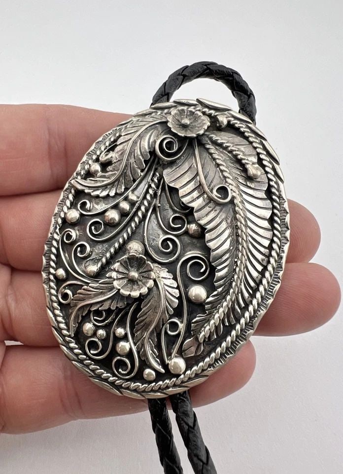 VINTAGE NAVAJO STERLING SILVER DETAILED DEEP STAMPED FLORAL BOLO TIE 2.5" (1 of 2)