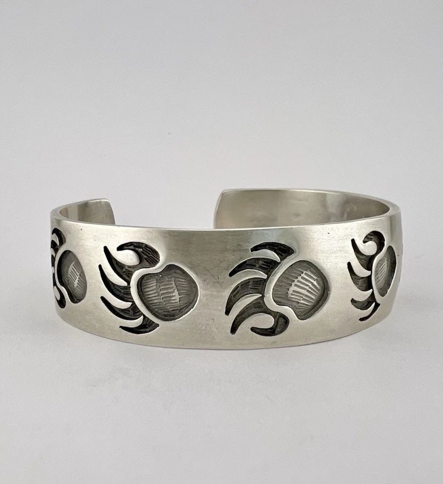 VINTAGE HOPI STERLING SILVER TRIBAL BEAR PAW OVERLAY CUFF BRACELET 37.3G -SIGNED: VINTAGE HOPI STERLING SILVER TRIBAL BEAR PAW OVERLAY CUFF BRACELET 37.3G -SIGNED Vintage HOPI Sterling Silver Tribal Bear Paw Overlay Cuff Bracelet 37.3g -Signed Cuff is 5 3/4" tip to Tip and has a 7/