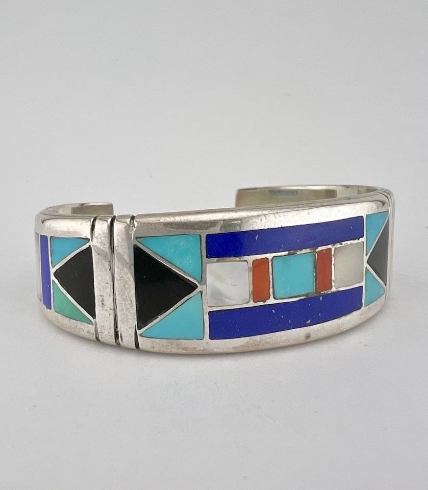 VINTAGE NAVAJO STERLING SILVER MULTI GEMSTONE FLUSH INLAY CUFF BRACELET 44.9G: VINTAGE NAVAJO STERLING SILVER MULTI GEMSTONE FLUSH INLAY CUFF BRACELET 44.9G Vintage Navajo Sterling Silver Multi Gemstone Flush Inlay Cuff Bracelet 44.9g Cuff is 5" tip to Tip and has a 1 1/8" Wide 