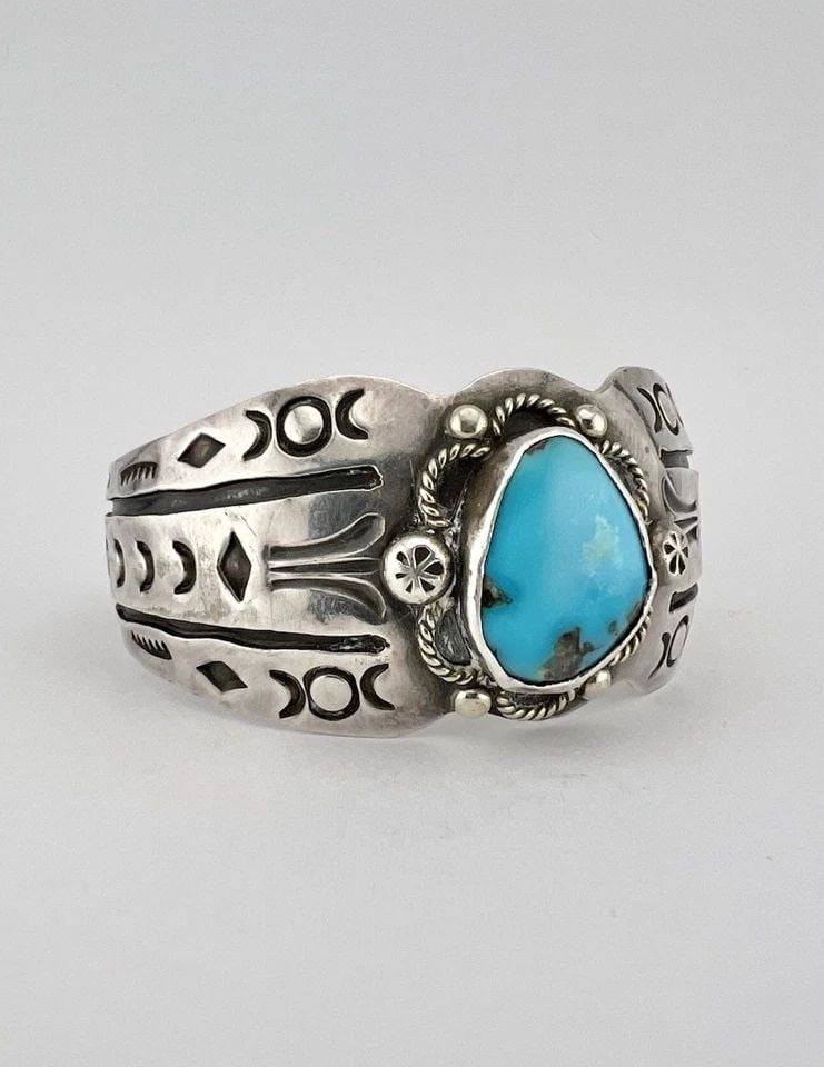 VTG NAVAJO STERLING SILVER MORENCI TURQUOISE STAMPED & TWIST CUFF BRACELET: VTG NAVAJO STERLING SILVER MORENCI TURQUOISE STAMPED & TWIST CUFF BRACELET Vtg Navajo Sterling Silver Morenci Turquoise Stamped & Twist Cuff Bracelet Cuff is 5 3/8" tip to Tip and has an Under 1 1/4" 