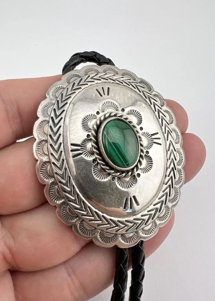 VTG NAVAJO STERLING SILVER GREEN MALACHITE STAMPED OVAL BOLO TIE 2.25" - 49.5G: VTG NAVAJO STERLING SILVER GREEN MALACHITE STAMPED OVAL BOLO TIE 2.25" - 49.5G Vtg Navajo Sterling Silver Green Malachite Stamped Oval Bolo Tie 2.25" - 49.5g Size: 2 1/4" Tall by About 2" Wide Weight 