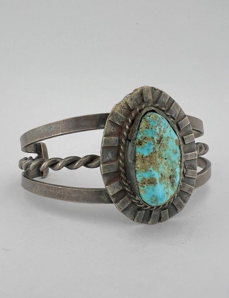 VTG NAVAJO STERLING SILVER KINGMAN TURQUOISE TWIST CUFF BRACELET 38.2G: VTG NAVAJO STERLING SILVER KINGMAN TURQUOISE TWIST CUFF BRACELET 38.2G Vtg Navajo Sterling Silver Kingman Turquoise Twist Cuff Bracelet 38.2g Cuff is 5 1/8" tip to Tip and has a 1 3/8" Wide Adjustable