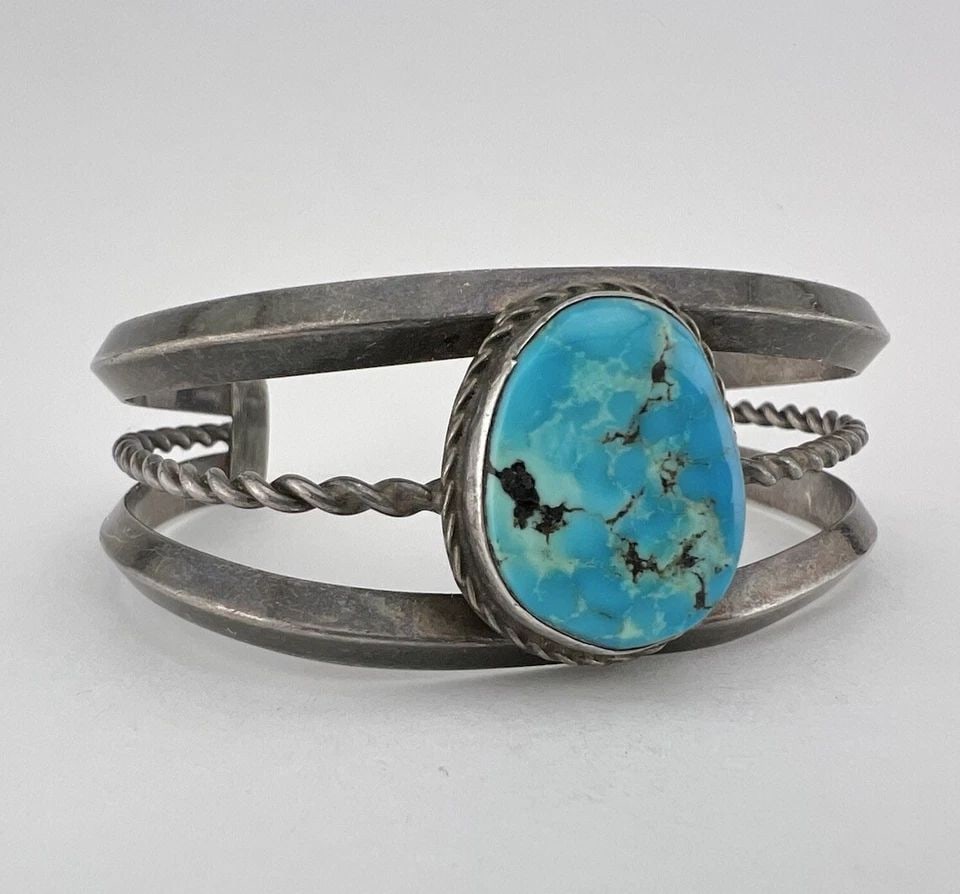 VTG NAVAJO STERLING SILVER WEBBED FOX TURQUOISE CARINATED CUFF BRACELET 38G: VTG NAVAJO STERLING SILVER WEBBED FOX TURQUOISE CARINATED CUFF BRACELET 38G Vtg Navajo Sterling Silver Webbed Fox Turquoise Carinated Cuff Bracelet 38g Cuff is 5 5/8" tip to Tip and has a 1 1/4" Wide 