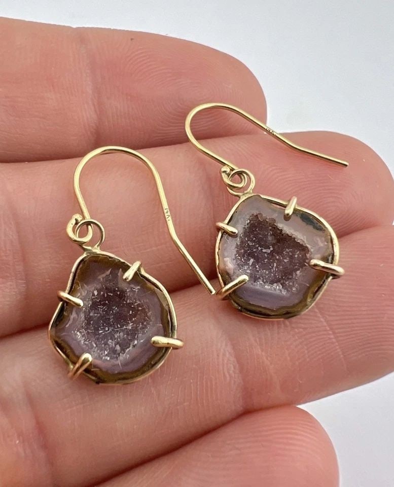 DESIGNER 14K YELLOW GOLD NATURAL LIGHT PURPLE QUARTZ GEODE HOOK DANGLE EARRINGS: DESIGNER 14K YELLOW GOLD NATURAL LIGHT PURPLE QUARTZ GEODE HOOK DANGLE EARRINGS Designer 14K Yellow Gold Natural Light Purple Quartz Geode Hook Dangle Earrings Size: 1 1/8" Tall With Dangle By 1/2" Wi