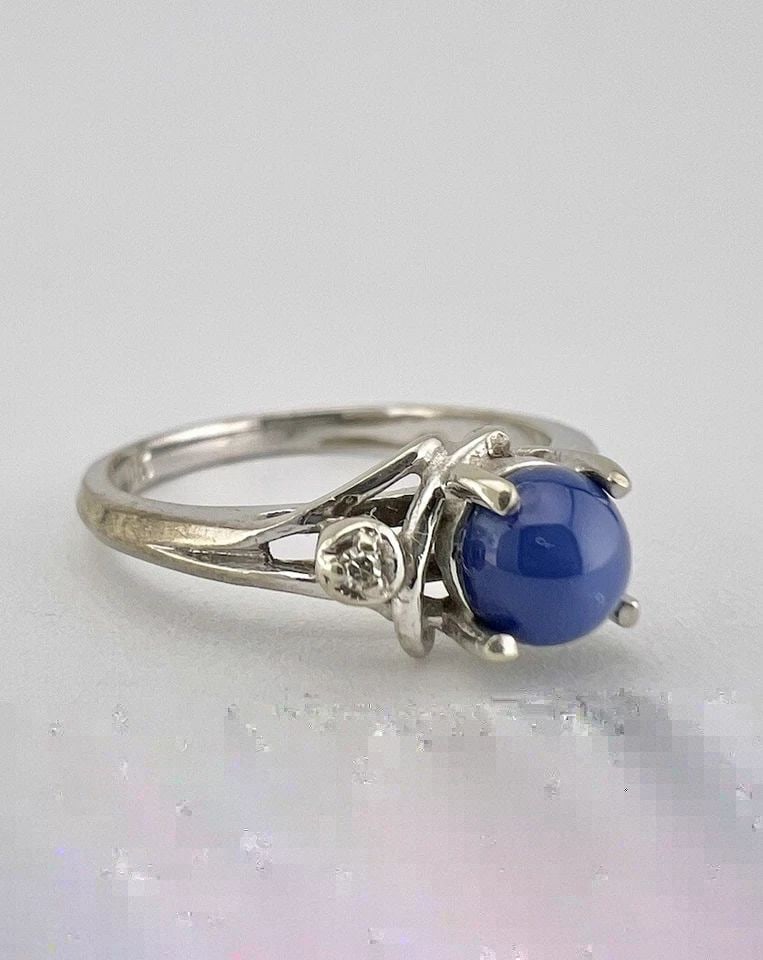 ESTATE 10K WHITE GOLD NATURAL CABOCHON BLUE STAR SAPPHIRE & DIAMOND RING: ESTATE 10K WHITE GOLD NATURAL CABOCHON BLUE STAR SAPPHIRE & DIAMOND RING Estate 10k White Gold Natural Cabochon Blue Star Sapphire & Diamond Ring Ring Size 5.25 - Can Be Re Sized Weight is 1.9 Grams o