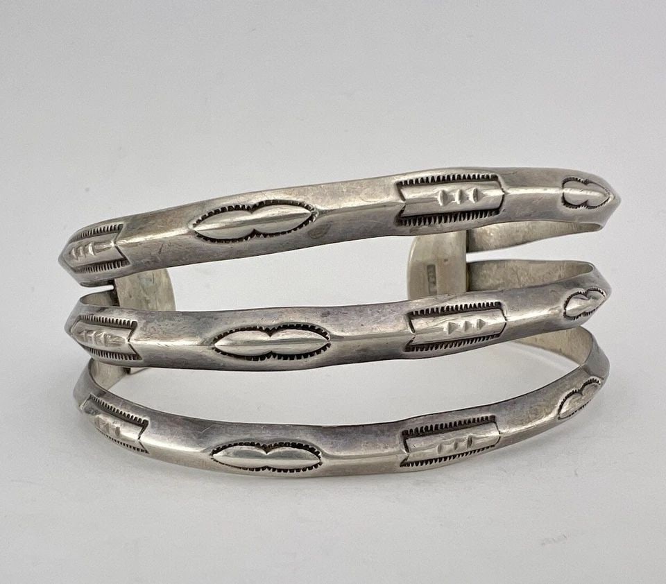 VTG FRED HARVEY NAVAJO STERLING SILVER STAMPED CARINATED 3 ROW CUFF BRACELET: VTG FRED HARVEY NAVAJO STERLING SILVER STAMPED CARINATED 3 ROW CUFF BRACELET Vtg Fred Harvey Navajo Sterling Silver Stamped Carinated 3 Row Cuff Bracelet Cuff is 5 1/2" tip to Tip and has an Over 1 1/