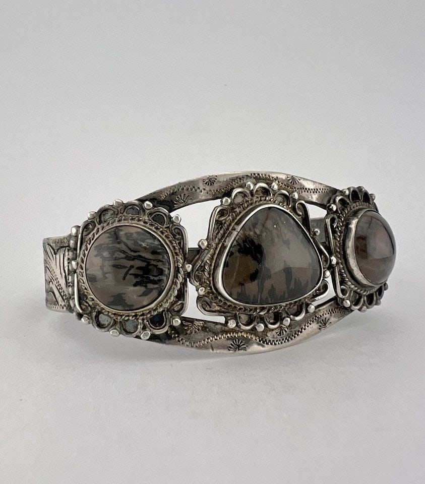 VTG FRED HARVEY ERA NAVAJO STERLING SILVER PETRIFIED WOOD STAMPED CUFF BRACELET: VTG FRED HARVEY ERA NAVAJO STERLING SILVER PETRIFIED WOOD STAMPED CUFF BRACELET Vtg Fred Harvey Era Navajo Sterling Silver Petrified Wood Stamped Cuff Bracelet Cuff is 5 1/4" tip to Tip and has a 1 3/