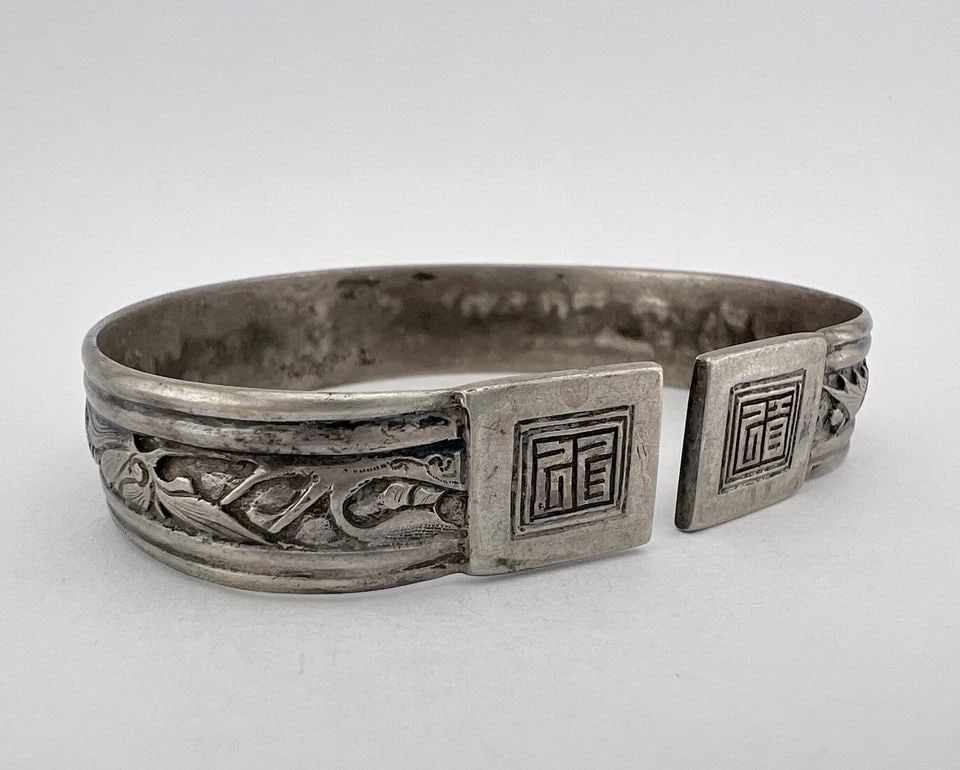 ANTIQUE OLD CHINESE EXPORT SILVER FLORAL & KOI FISH ENGRAVED CUFF BRACELET 40.5G (1 of 2)