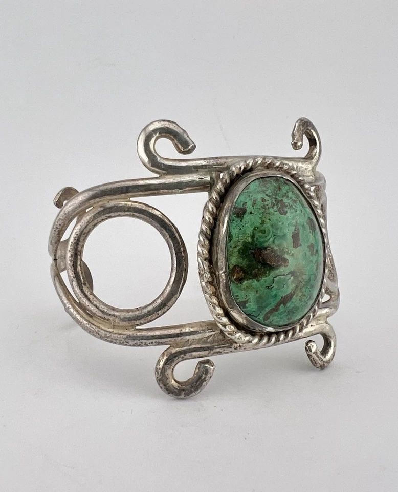VTG NAVAJO STERLING SILVER CHRYSOCOLLA HIPPIE BOHO STATEMENT WIDE CUFF BRACELET: VTG NAVAJO STERLING SILVER CHRYSOCOLLA HIPPIE BOHO STATEMENT WIDE CUFF BRACELET Vtg Navajo Sterling Silver Chrysocolla Hippie Boho Statement Wide Cuff Bracelet Cuff is 5 1/8" tip to Tip and has a 1 1/