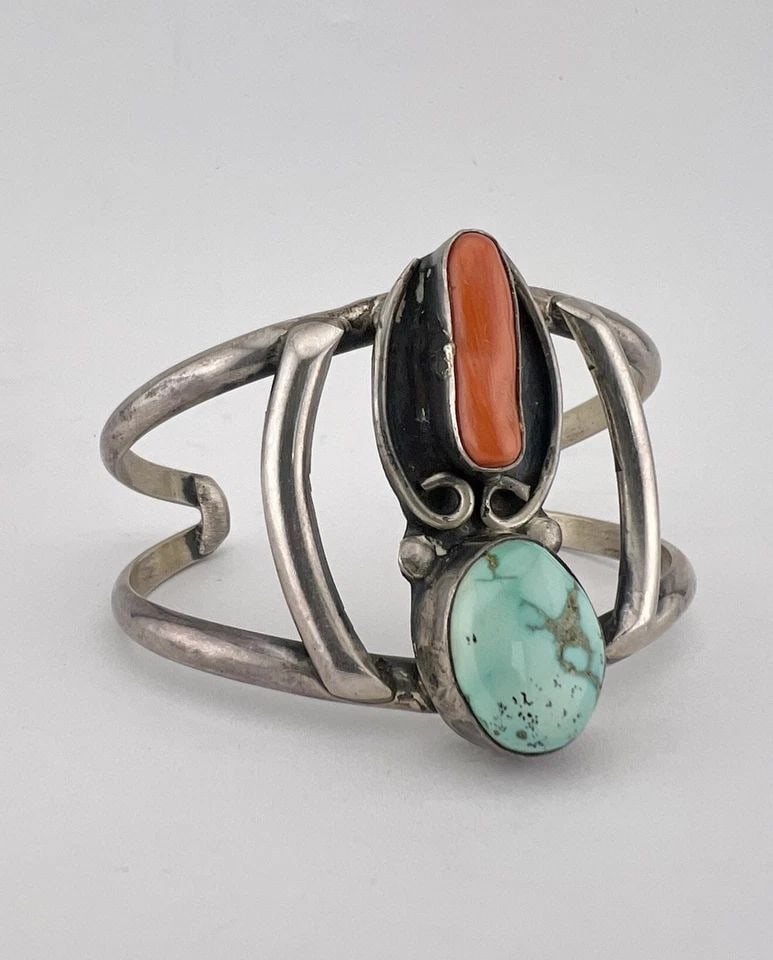 VTG NAVAJO STERLING SILVER CARICO LAKE TURQUOISE & CORAL WIDE CUFF BRACELET: VTG NAVAJO STERLING SILVER CARICO LAKE TURQUOISE & CORAL WIDE CUFF BRACELET Vtg Navajo Sterling Silver Carico Lake Turquoise & Coral Wide Cuff Bracelet Cuff is 4 3/4" tip to Tip and has a 1 1/8" Wide 
