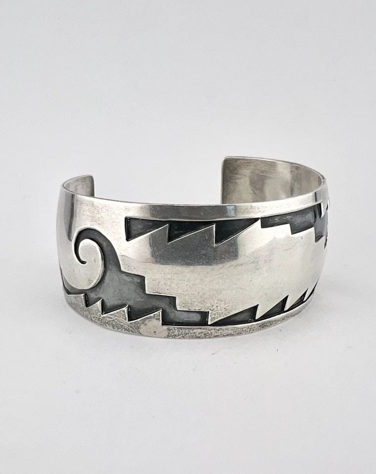 VINTAGE HOPI STERLING SILVER TRIBAL WAVE DESIGN OVERLAY CUFF BRACELET 34.5G: VINTAGE HOPI STERLING SILVER TRIBAL WAVE DESIGN OVERLAY CUFF BRACELET 34.5G Vintage Hopi Sterling Silver Tribal Wave Design Overlay Cuff Bracelet 34.5g Cuff is 5 1/4" tip to Tip and has a 1 1/2" Wide 
