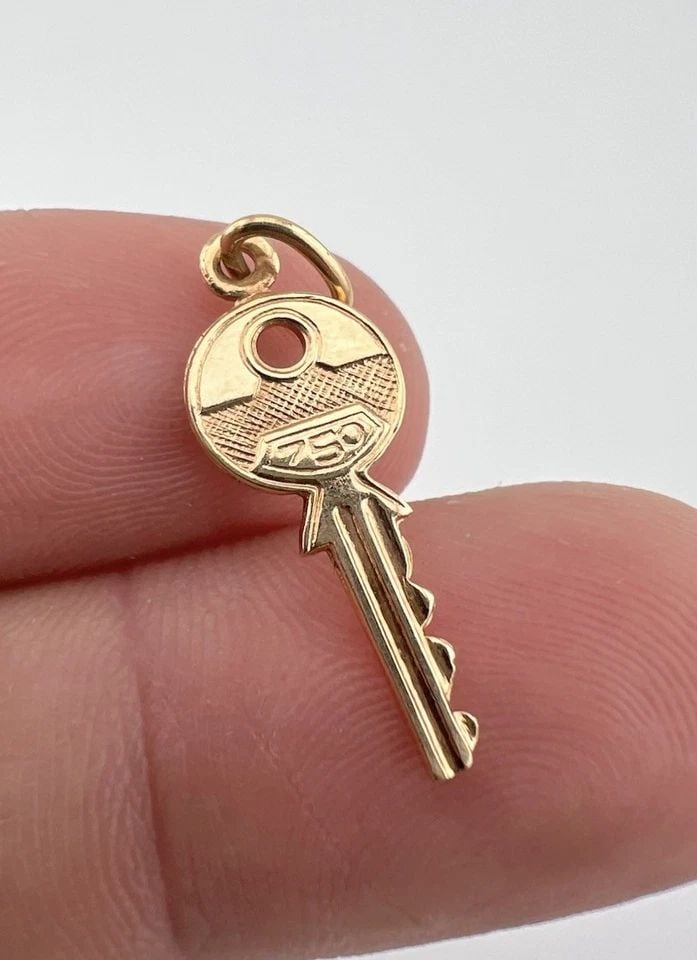 VINTAGE 18K ROSE GOLD C60 CHEVY TRUCK CAR KEY CHARM PENDANT 1.2G (1 of 2)