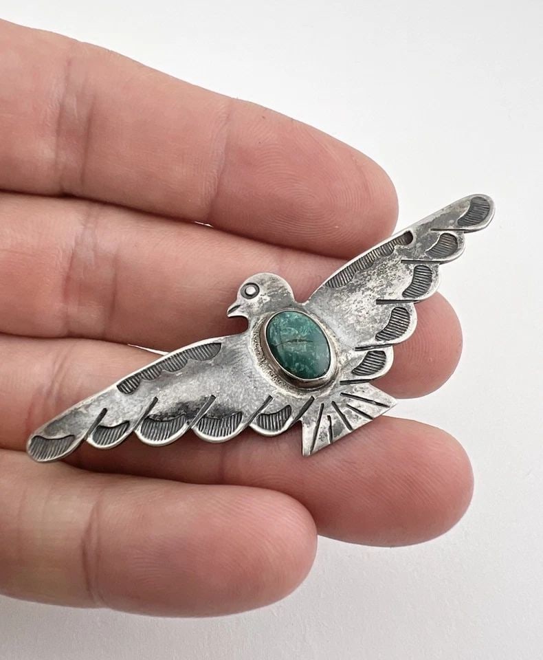 VTG FRED HARVEY NAVAJO STERLING SILVER TURQUOISE STAMPED THUNDERBIRD PIN BROOCH: VTG FRED HARVEY NAVAJO STERLING SILVER TURQUOISE STAMPED THUNDERBIRD PIN BROOCH Vtg Fred Harvey Era Navajo Sterling Silver Turquoise Stamped Thunderbird Pin Brooch 2 5/8" Size: 2 5/8" Wide By 1" Tall 