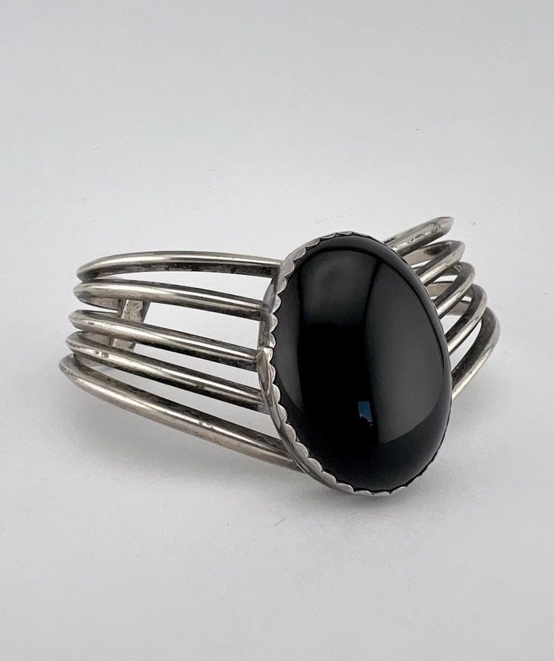 VTG NAVAJO STERLING SILVER ONYX V SHAPED CARINATED 5 SHANK CUFF BRACELET 39G: VTG NAVAJO STERLING SILVER ONYX V SHAPED CARINATED 5 SHANK CUFF BRACELET 39G Vtg Navajo Sterling Silver Onyx V Shaped Carinated 5 Shank Cuff Bracelet 39g Cuff is Slighly Over 4 3/4" tip to Tip and has