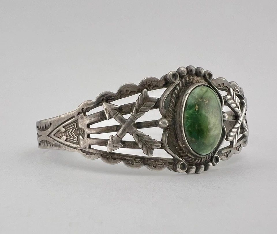 VTG FRED HARVEY NAVAJO STERLING CERRILLOS TURQUOISE STAMPED ARROW CUFF BRACELET: VTG FRED HARVEY NAVAJO STERLING CERRILLOS TURQUOISE STAMPED ARROW CUFF BRACELET Vtg Fred Harvey Navajo Sterling Cerrillos Turquoise Stamped Arrow Cuff Bracelet Cuff is 5 1/4" tip to Tip and has a 1 1/