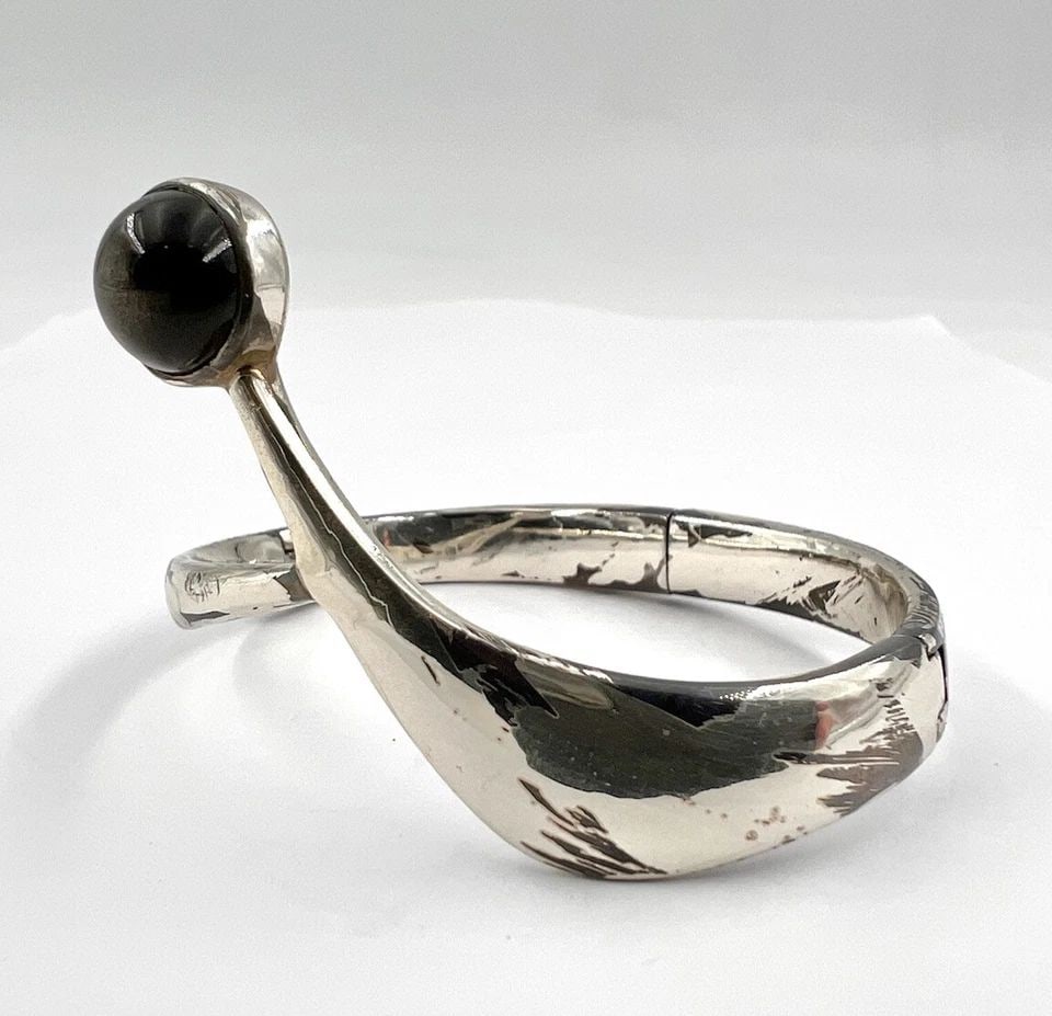 SIGI PINEDA MODERNIST MEXICO STERLING SILVER ONYX HINGED BANGLE BRACELET #310: SIGI PINEDA MODERNIST MEXICO STERLING SILVER ONYX HINGED BANGLE BRACELET #310 SIGI PINEDA Modernist Mexico Sterling Silver Onyx Hinged Bangle Bracelet #310 Metal: Sterling Silver Weight is 40.0 Grams 