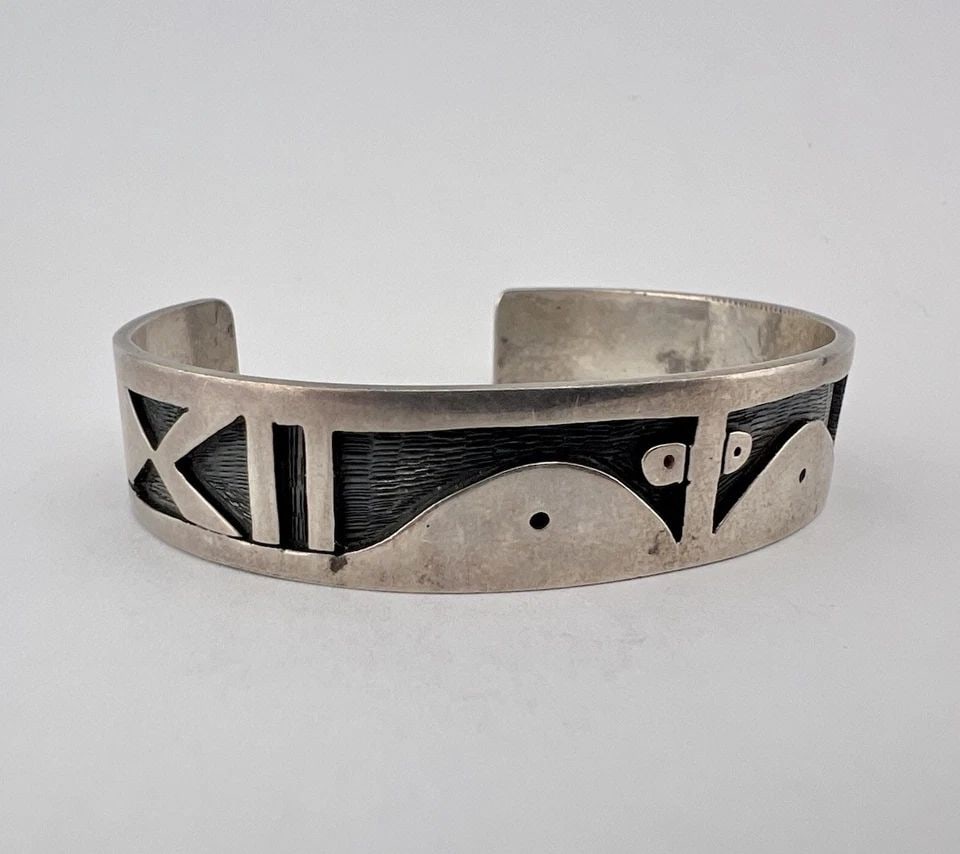 VINTAGE HOPI STERLING SILVER TRIBAL DESIGN OVERLAY WOMEN'S CUFF BRACELET 23.3G: VINTAGE HOPI STERLING SILVER TRIBAL DESIGN OVERLAY WOMEN'S CUFF BRACELET 23.3G Vintage Hopi Sterling Silver Tribal Design Overlay Women's Cuff Bracelet 23.3g Cuff is 5 1/4" tip to Tip and has a 1 1/8"