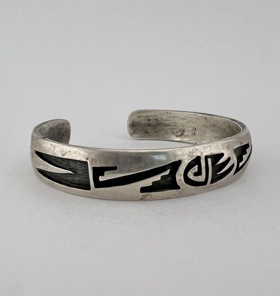 VTG ROSS JOSEYESVA HOPI STERLING SILVER TRIBAL OVERLAY CUFF BRACELET 22.2G: VTG ROSS JOSEYESVA HOPI STERLING SILVER TRIBAL OVERLAY CUFF BRACELET 22.2G Vintage Ross Joseyesva Hopi Sterling Silver Tribal Overlay Cuff Bracelet 22.2g Cuff is 5 1/8" tip to Tip and has a Around 3/4