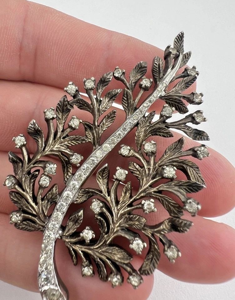 VINTAGE NETTIE ROSENSTEIN GILT STERLING SILVER LEAF RHINSTONE PIN BROOCH -SIGNED: VINTAGE NETTIE ROSENSTEIN GILT STERLING SILVER LEAF RHINSTONE PIN BROOCH -SIGNED VINTAGE NETTIE ROSENSTEIN GILT STERLING SILVER LEAF RHINSTONE PIN BROOCH -SIGNED Size: 2 3/4" Tall By 1 5/8"Wide Metal: