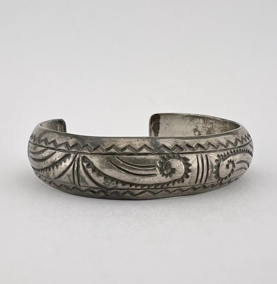VINTAGE NAVAJO STERLING SILVER DETAILED DEEP STAMPED WOMEN'S CUFF BRACELET 30G: VINTAGE NAVAJO STERLING SILVER DETAILED DEEP STAMPED WOMEN'S CUFF BRACELET 30G Vintage Navajo Sterling Silver Detailed Deep Stamped Women's Cuff Bracelet 30g Cuff is 5" Tip to Tip and has a 1 1/4" Wid