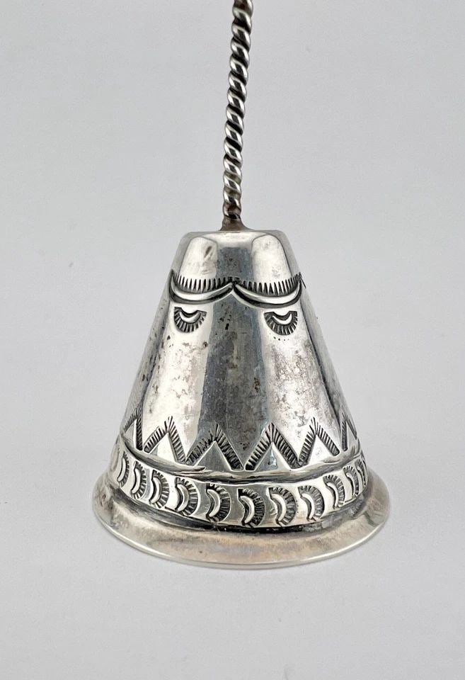 VTG FRED HARVEY ERA NAVAJO HAND STAMPED STERLING SILVER & TURQUOISE BELL - 2.5": Vtg Fred Harvey Era Navajo Hand Stamped Sterling Silver & Turquoise Bell - 2.5" Size: 2 1/2" Tall By Just Under 1 1/2" Wide at The Base Weight is 20.0 Grams on my scale Metal: Sterling Silver Amazing 