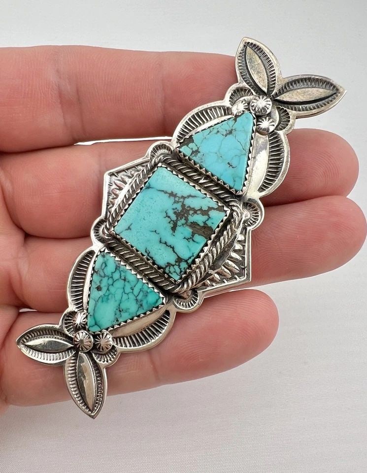 VTG DE CHELLY NAVAJO STERLING SILVER NATURAL SPIDERWEB TURQUOISE BROOCH PIN 3": VTG DE CHELLY NAVAJO STERLING SILVER NATURAL SPIDERWEB TURQUOISE BROOCH PIN 3" Vtg De Chelly Navajo Sterling Silver Natural Spiderweb Turquoise Brooch Pin 3" Size: Almost 1 1/2" Tall by 3" Wide Metal: