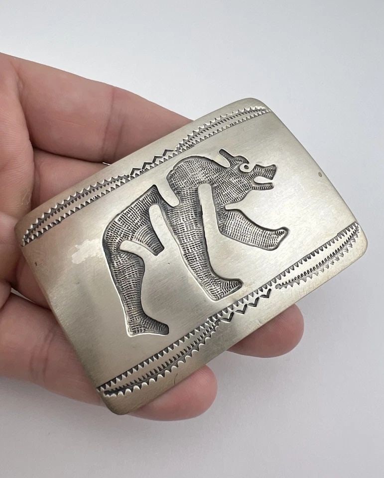 VTG NAVAJO STERLING SILVER BEAR TRIBAL OVERLAY STAMPED BELT BUCKLE 3"- 44.5G: VTG NAVAJO STERLING SILVER BEAR TRIBAL OVERLAY STAMPED BELT BUCKLE 3"- 44.5G Vtg Navajo Sterling Silver Bear Tribal Overlay Stamped Belt Buckle 3"- 44.5g Size: 3" Wide By 2 1/8" Tall Weight is 44.5 Gr