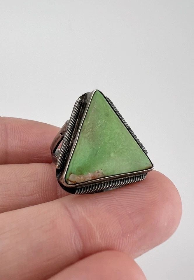 OLD FRED HARVEY ERA NAVAJO STERLING SILVER GREEN TURQUOISE TRIANGLE WOMEN'S RING (1 of 2)