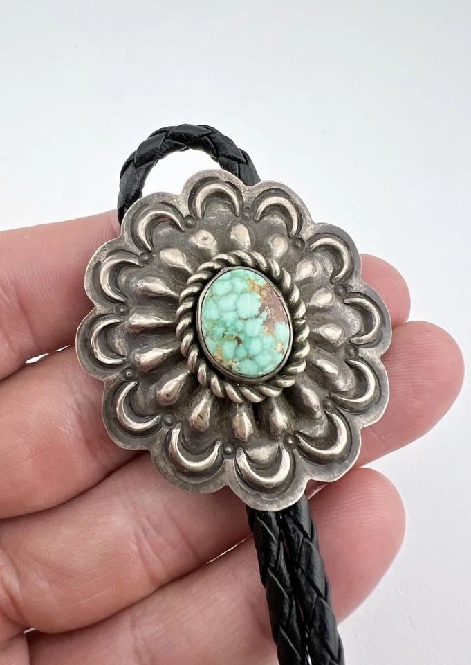 VINTAGE NAVAJO STERLING SILVER CARICO LAKE TURQUOISE STAMPED OVAL BOLO TIE (1 of 2)