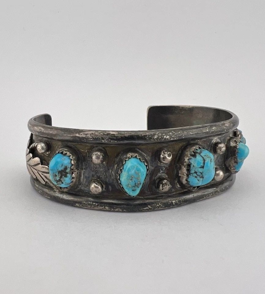 VTG NAVAJO STERLING SILVER BLUE NUGGET KINGMAN TURQUOISE STAMPED CUFF BRACELET: VTG NAVAJO STERLING SILVER BLUE NUGGET KINGMAN TURQUOISE STAMPED CUFF BRACELET Vtg Navajo Sterling Silver Blue Nugget Kingman Turquoise Stamped Cuff Bracelet Cuff is 5" tip to Tip and has a 1 1/2" Wid