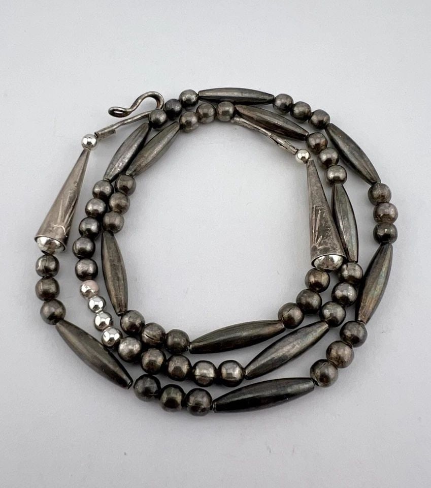 OLD NAVAJO STERLING SILVER PEARL BENCH BEAD SINGLE STRAND NECKLACE 22.5" - 25.7G: OLD Navajo Sterling Silver Pearl Bench Bead Single Strand Necklace 22.5" - 25.7g SOLID STERLING SILVER SMOOTH DESIGN HANDMADE BENCH BEAD NECKLACE SIZE - 22.5" in Length Tip To Tip WEIGHT - 25.7 Grams 