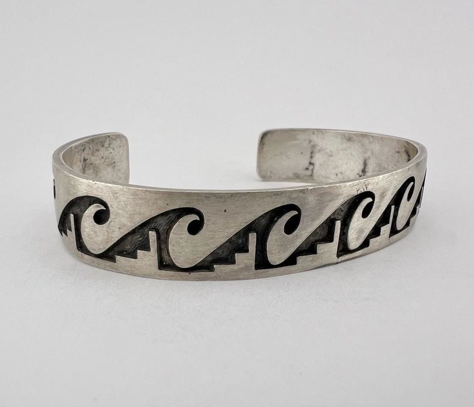 VTG CLARENCE LOMAYESTEWA HOPI STERLING SILVER WAVE OVERLAY CUFF BRACELET 24.9G: VTG CLARENCE LOMAYESTEWA HOPI STERLING SILVER WAVE OVERLAY CUFF BRACELET 24.9G Vtg Clarence Lomayestewa Hopi Sterling Silver Wave Overlay Cuff Bracelet 24.9g Cuff is 5 3/4" tip to Tip and has a 1 1/4"