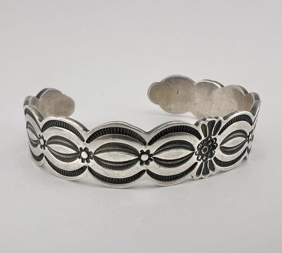 VINTAGE DON LUCAS NAVAJO STERLING SILVER DEEP STAMPED WOMEN'S CUFF BRACELET: VINTAGE DON LUCAS NAVAJO STERLING SILVER DEEP STAMPED WOMEN'S CUFF BRACELET Vintage Don Lucas Navajo Sterling Silver Deep Stamped Women's Cuff Bracelet Cuff is 5 3/8" Tip to Tip and has a 1" Wide Adju
