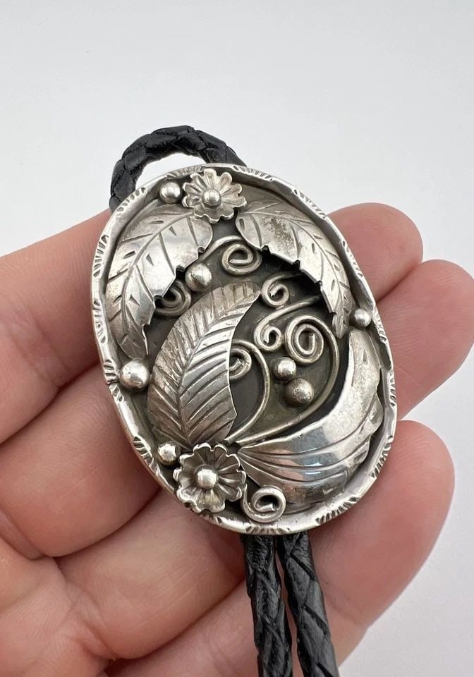 VINTAGE NAVAJO STERLING SILVER DETAILED STAMPED FEATHER OVAL CONCHO BOLO TIE 2" (1 of 2)