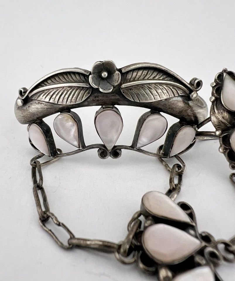 VTG NAVAJO STERLING SILVER PINK MOTHER OF PEARL SLAVE CUFF BRACELET & RING 32G: Vtg Navajo Sterling Silver Pink Mother Of Pearl Slave Cuff Bracelet & Ring 32g Cuff is Just Under 5 1/2" tip to Tip and has a 1 1/8" Wide Adjustable Gap Cuff Is 1 1/8" Wide In the Center Ring Size: 5.