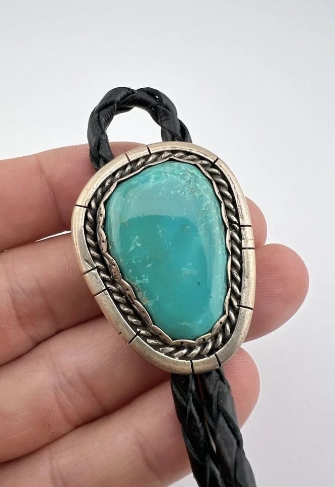VINTAGE NAVAJO STERLING SILVER HIGH GRADE FOX TURQUOISE OVAL DETAILED BOLO TIE: VINTAGE NAVAJO STERLING SILVER HIGH GRADE FOX TURQUOISE OVAL DETAILED BOLO TIE Vintage Navajo Sterling Silver High Grade Fox Turquoise Oval Detailed Bolo Tie Size: 1 5/8" Tall by 1 1/4" Wide Weight is