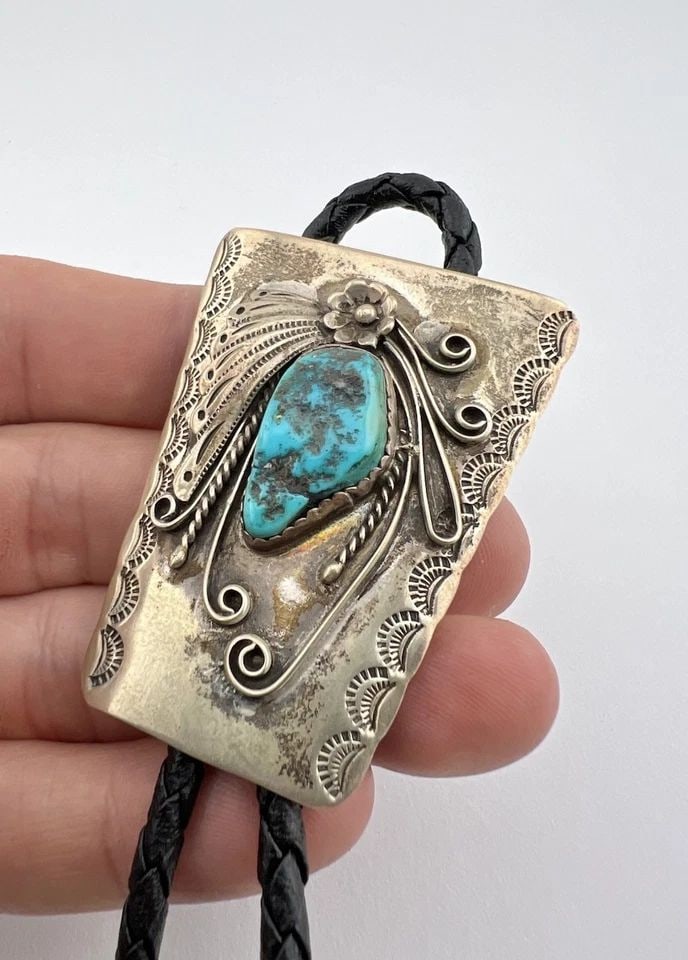 VINTAGE B.CHEE NAVAJO STERLING SILVER KINGMAN TURQUOISE STAMPED BOLO TIE 2 1/8": VINTAGE B.CHEE NAVAJO STERLING SILVER KINGMAN TURQUOISE STAMPED BOLO TIE 2 1/8" Vintage B.Chee Navajo Sterling Silver Kingman Turquoise Stamped Bolo Tie 2 1/8" Size: Around 2 1/8" Tall by 1 5/8" Wide 