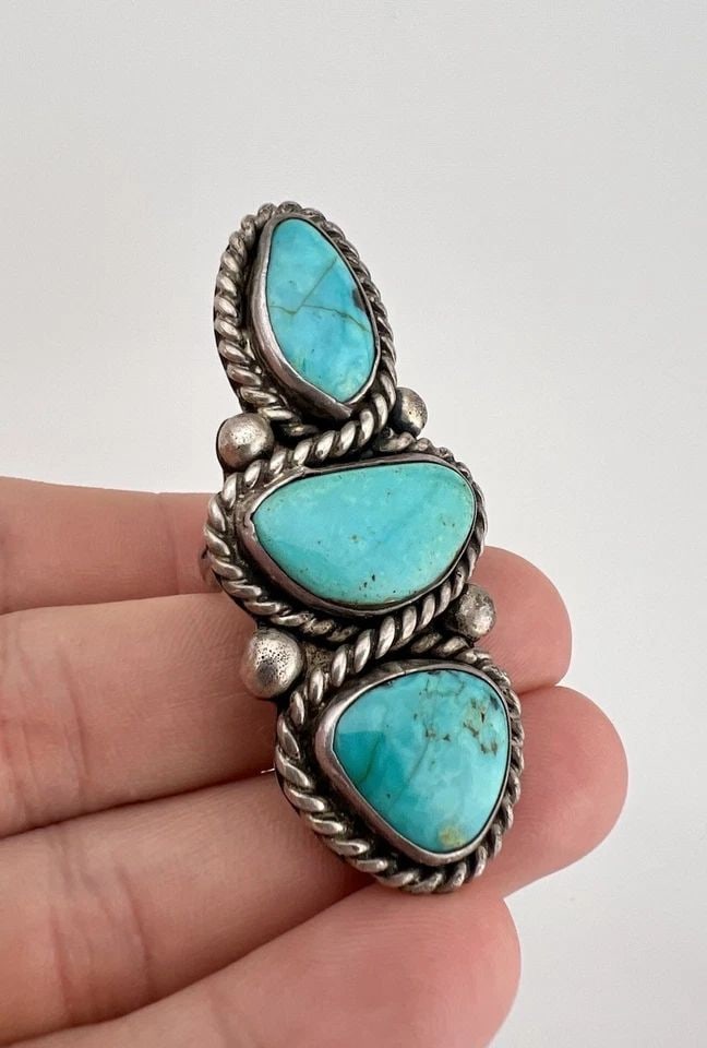 HUGE 2.5" VTG NAVAJO STERLING SILVER HIGH GRADE FOX TURQUOISE TWIST RING 28.4G: HUGE 2.5" VTG NAVAJO STERLING SILVER HIGH GRADE FOX TURQUOISE TWIST RING 28.4G HUGE 2.5" Vtg Navajo Sterling Silver High Grade Fox Turquoise Twist Ring 28.4g Ring Size: 7 - Can Be Re Sized Weight is 2