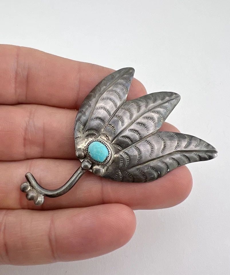 OLD PAWN NAVAJO STERLING SILVER TURQUOISE STAMPED FLOWER LEAF PIN BROOCH 2 3/8": Old Pawn Navajo Sterling Silver Turquoise Stamped Flower Leaf Pin Brooch 2 3/8" Size: 1 5/8" Tall & 2 3/8" Wide Metal: Sterling Silver Weight is 8.7 Grams on my scale Amazing Stamped Floral Design Wit