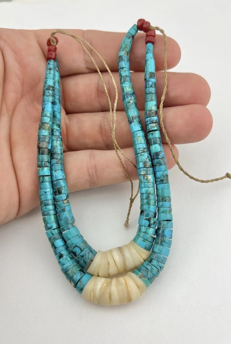 VTG SANTA DOMINGO KEWA PUEBLO TURQUOISE & SHELL HEISHI JACLA PENDANT -36.3G: Vtg Santa Domingo Kewa Pueblo Turquoise & Shell Heishi JACLA Pendant -36.3g Turquoise Stand Size: 5" Tall From Top To Bottom Weight is 36.3 Grams on my scale Amazing Carved Rolled Turquoise & Spiny Oy