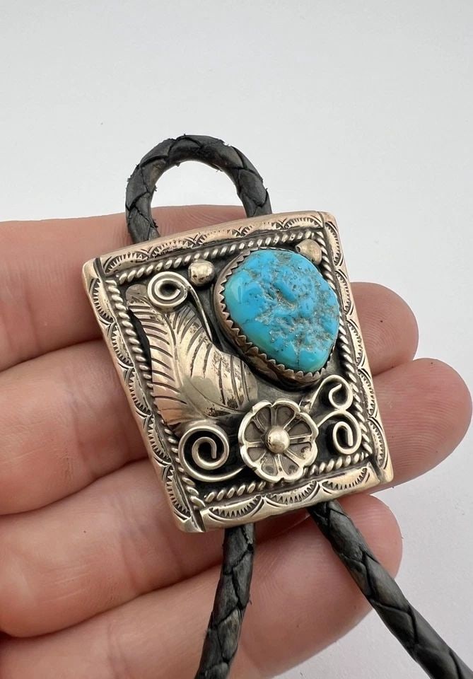 VTG WD NAVAJO STERLING SILVER SLEEPING BEAUTY TURQUOISE STAMPED BOLO TIE 1.5": VTG WD NAVAJO STERLING SILVER SLEEPING BEAUTY TURQUOISE STAMPED BOLO TIE 1.5" Vtg WD Navajo Sterling Silver Sleeping Beauty Turquoise Stamped Bolo Tie 1.5" Size: 1 1/2" Tall by 1 1/2" Wide Weight is 3
