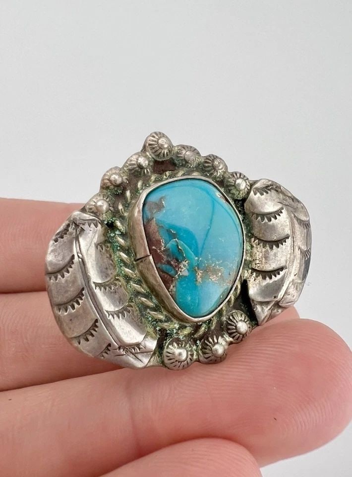 VTG NAVAJO STERLING SILVER NATURAL BISBEE TURQUOISE STAMPED RING 12.6G: VTG NAVAJO STERLING SILVER NATURAL BISBEE TURQUOISE STAMPED RING 12.6G Vtg Navajo Sterling Silver Natural Bisbee Turquoise Stamped Ring 12.6g Size: 6.75 - Can Be Resized Weight is 12.6 Grams on my sca