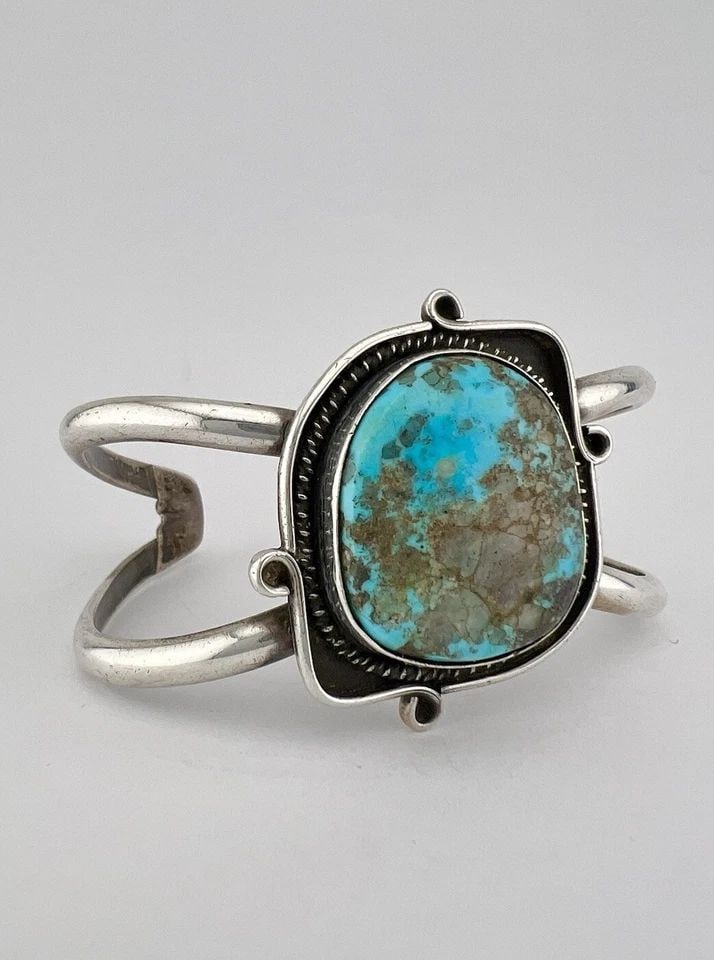 VINTAGE NAVAJO STERLING SILVER BLUE KINGMAN TURQUOISE CUFF BRACELET: VINTAGE NAVAJO STERLING SILVER BLUE KINGMAN TURQUOISE CUFF BRACELET Vintage Navajo Sterling Silver Blue Kingman Turquoise Cuff Bracelet Cuff is 5 1/8" tip to Tip and has a 1" Adjustable Gap Cuff Is Ab