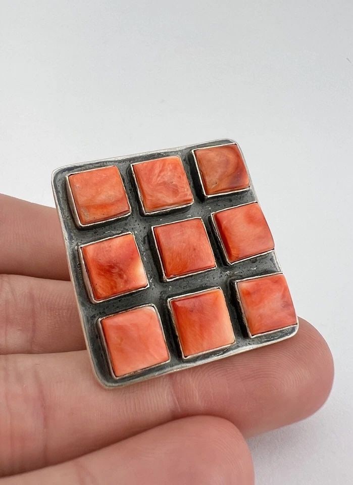 VTG NAVAJO STERLING SILVER NATURAL ORANGE SPINY OYSTER SHELL SQUARE RING 21.3G: VTG NAVAJO STERLING SILVER NATURAL ORANGE SPINY OYSTER SHELL SQUARE RING 21.3G Vtg Navajo Sterling Silver Natural Orange Spiny Oyster Shell Square Ring 21.3g Ring Size: 9 - Can Be Resized Weight is 21