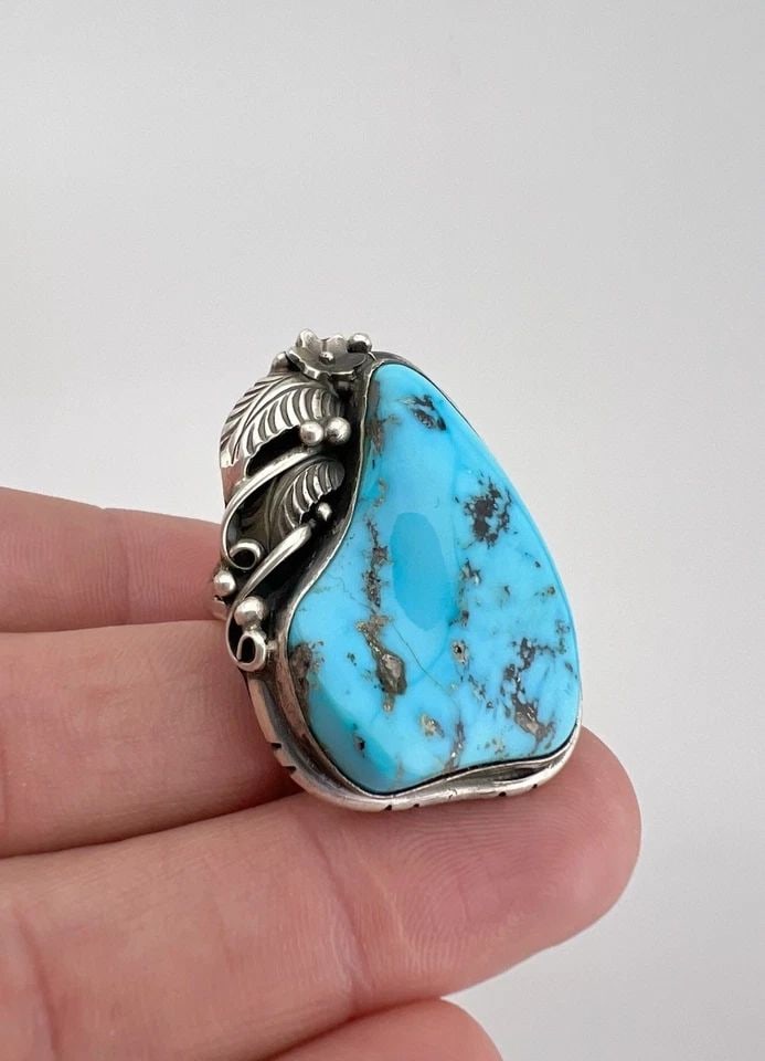VTG NAVAJO STERLING SILVER HIGH GRADE KINGMAN TURQUOISE STAMPED RING 1.5" -17.6G: VTG NAVAJO STERLING SILVER HIGH GRADE KINGMAN TURQUOISE STAMPED RING 1.5" -17.6G Vtg Navajo Sterling Silver High Grade Kingman Turquoise Stamped Ring 1.5" -17.6g Ring Size: 8.5 - Can Be Re Sized Weigh