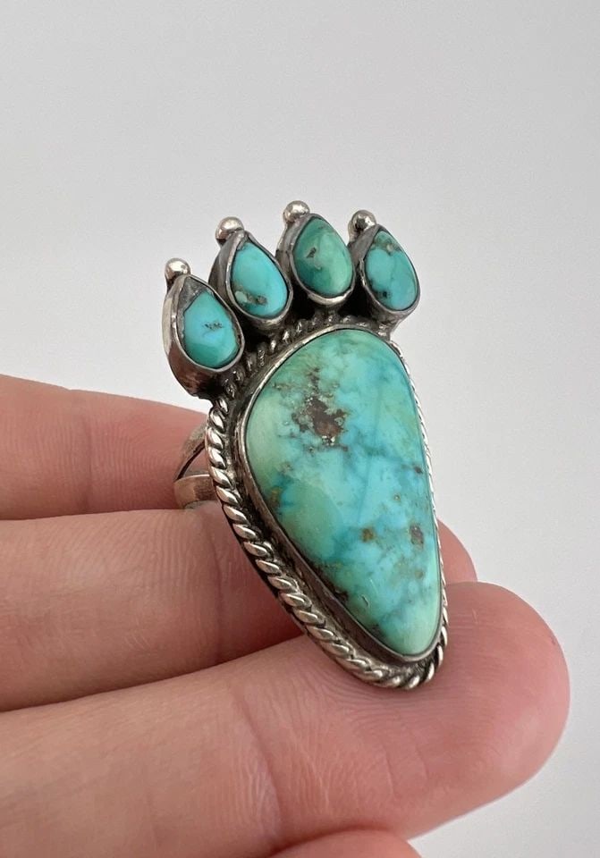 VINTAGE NAVAJO STERLING SILVER HIGH GRADE CARICO LAKE TURQUOISE BEAR PAW RING: Vintage Navajo Sterling Silver High Grade Carico Lake Turquoise Bear Paw Ring Ring Size: 8 - Can Be Re Sized Weight is 11.8 Grams on my scale Metal: Sterling Silver Ring is 1 5/8" Tall In the Center B