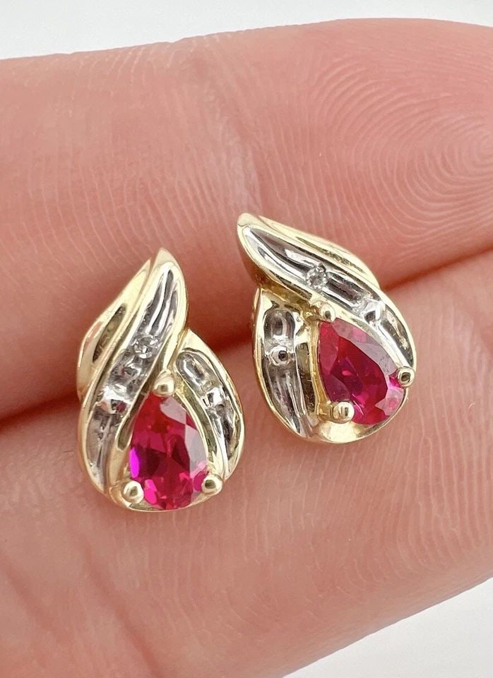DESIGNER 10K YELLOW GOLD LAB CREATED RUBY & DIAMOND POST STUD EARRINGS: DESIGNER 10K YELLOW GOLD LAB CREATED RUBY & DIAMOND POST STUD EARRINGS Designer 10K Yellow Gold Lab Created Ruby & Diamond Post Stud Earrings Size: 1/2" Tall by 3/8" Wide Weight is 2.0 Grams on my sca